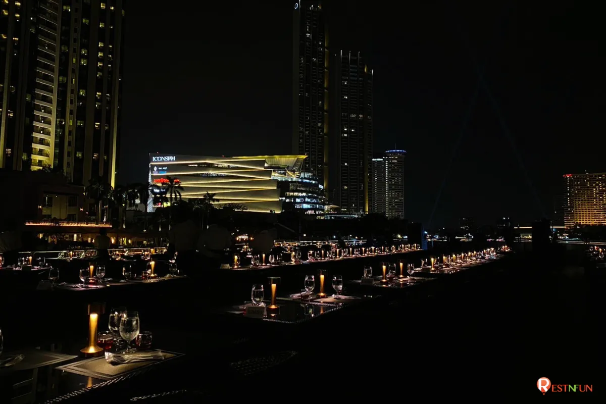 Atmosphere of the open-air rooftop seating area